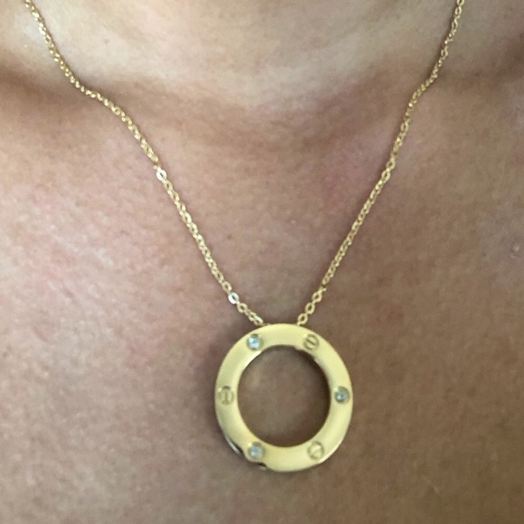 Screw Zirconia Gold Circle Necklace - Picture 7 of 15